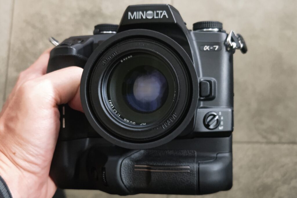 フィルムカメラレビュー】MINOLTA α-7 - PHOTOWALK~写真やカメラの話~